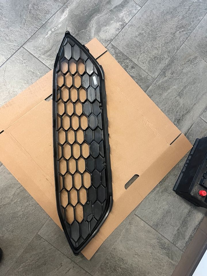 Original Ford Focus ST IV 4 ab 2018 Grill Kühlergrill NEU in Frankenhardt