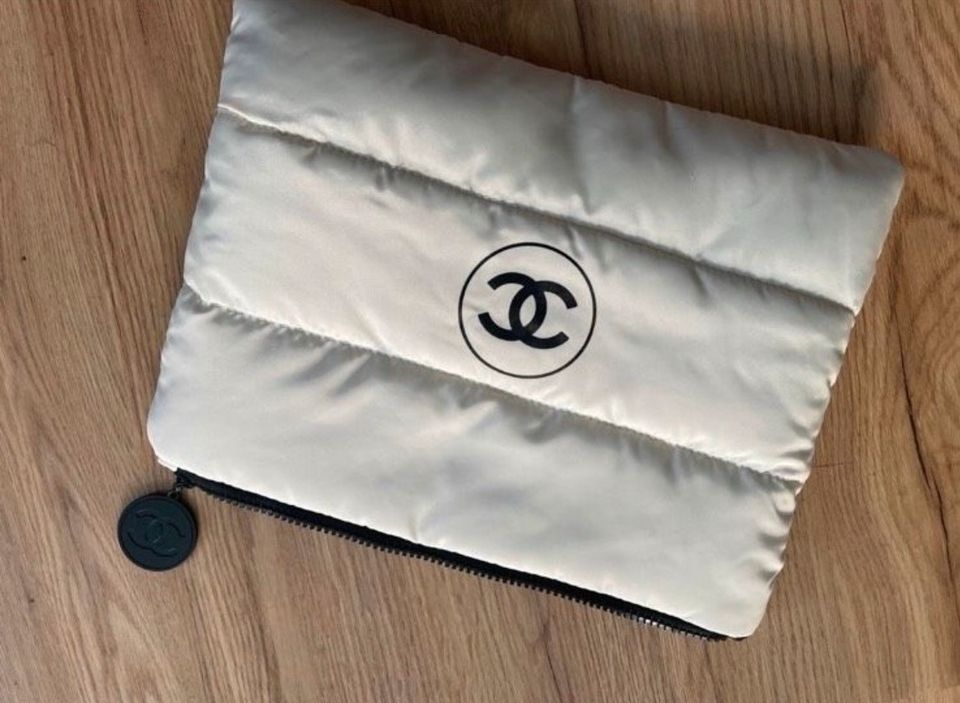 Chanel Les beiges beauty bag / pouch in Spelle