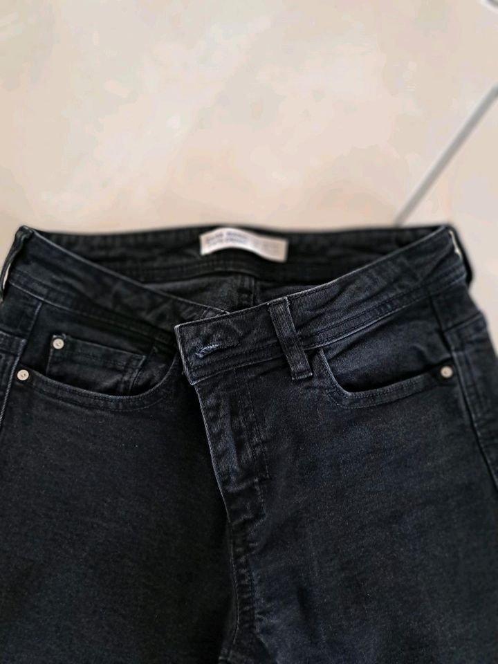 Skinny Jeans Zara Größe 38 schwarz-grau in Theilheim