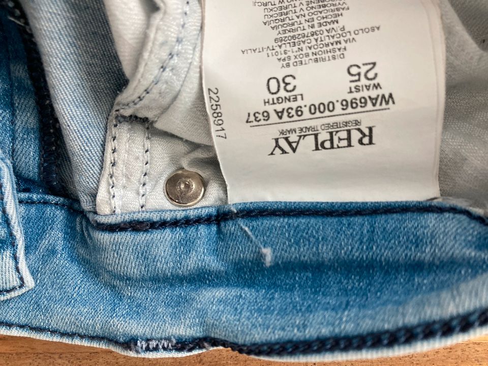 Replay Jeans „Vivy“ in Größe 25 in München