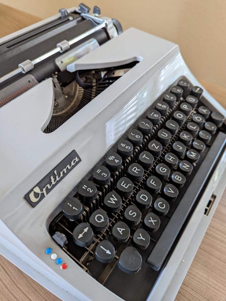 DDR Schreibmaschine Optima mit Koffer zu verkaufen in Dresden