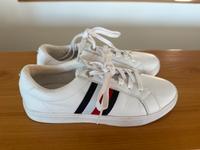 Tommy Hilfiger Sneaker Gr. 36 37 weiß Leder Turnschuhe Hessen - Bad Wildungen Vorschau
