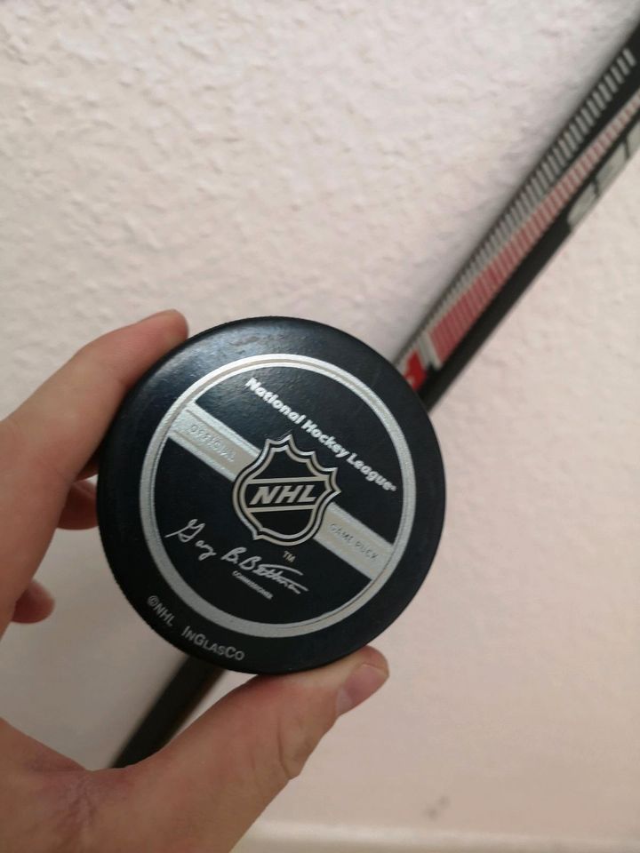 Eishockey Schläger mit Puck in Centrum