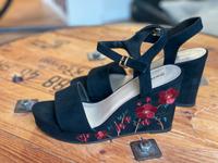 Graceland Keilsandaletten – Gr. 40 – schwarz mit Blumenstickerei Nordrhein-Westfalen - Willich Vorschau