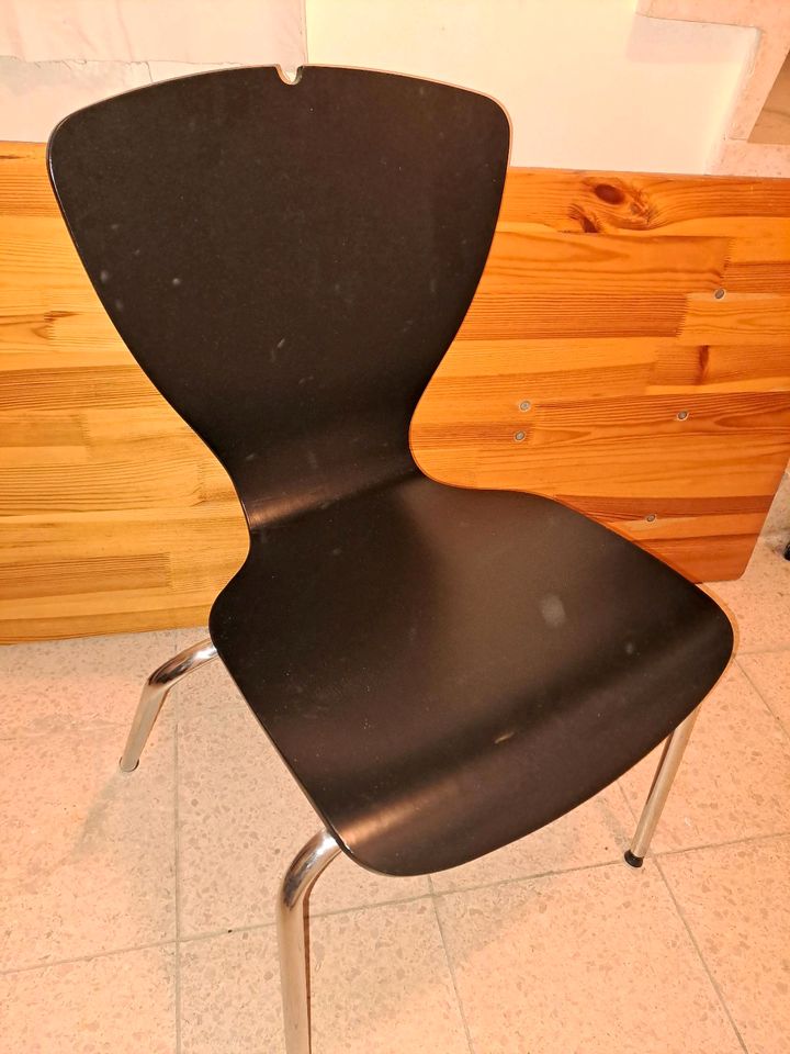 Schwarze Holzstühle/ Stapelstühle/Esszimmerstühle in Gerbrunn