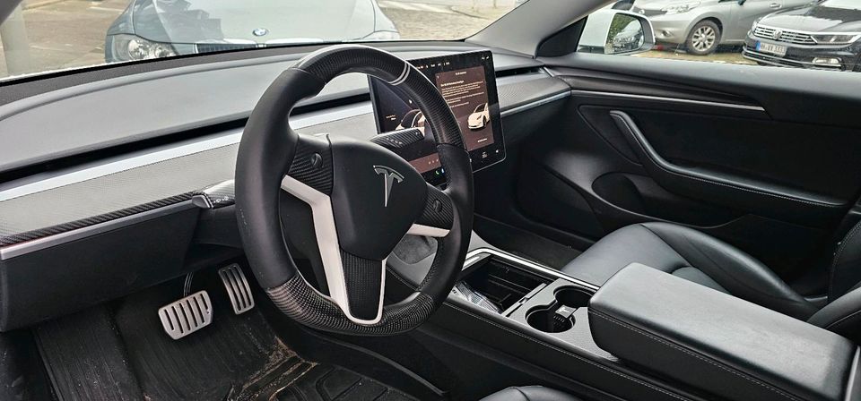 Tesla Model 3 Performance Carbon facelift 21 in Ellerbek