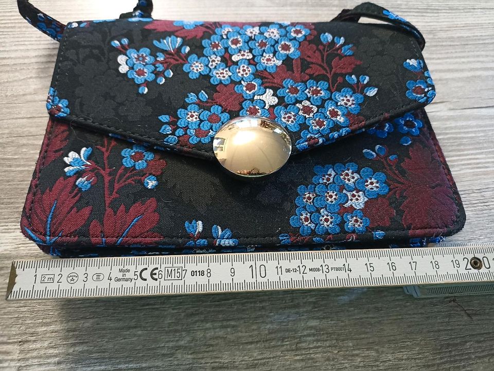 Kleine süße Handtasche NEU mit Blumen schwarz blau weinrot in Bietigheim-Bissingen