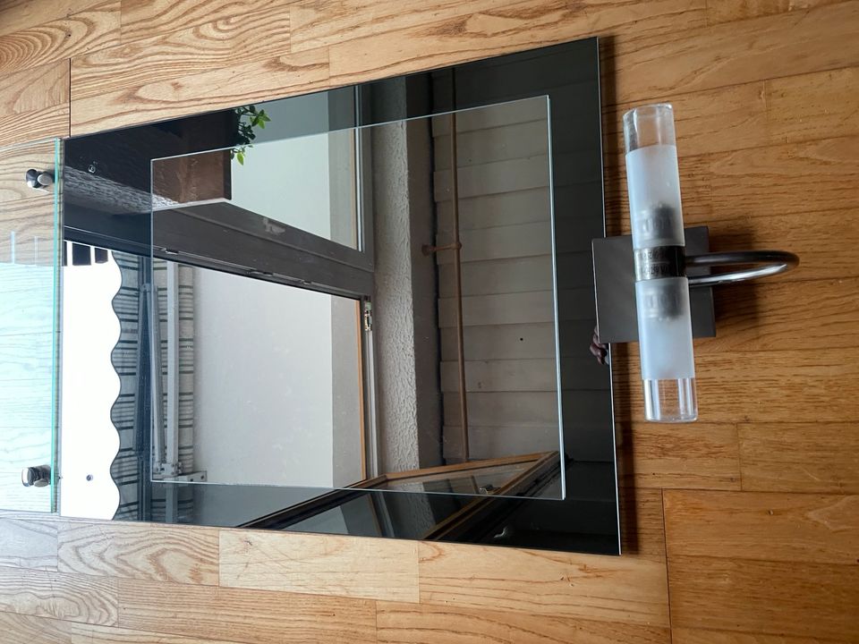 Badspiegel mit Ablagebrett und externer Spiegellampe 70 x 50 cm in Großkarolinenfeld