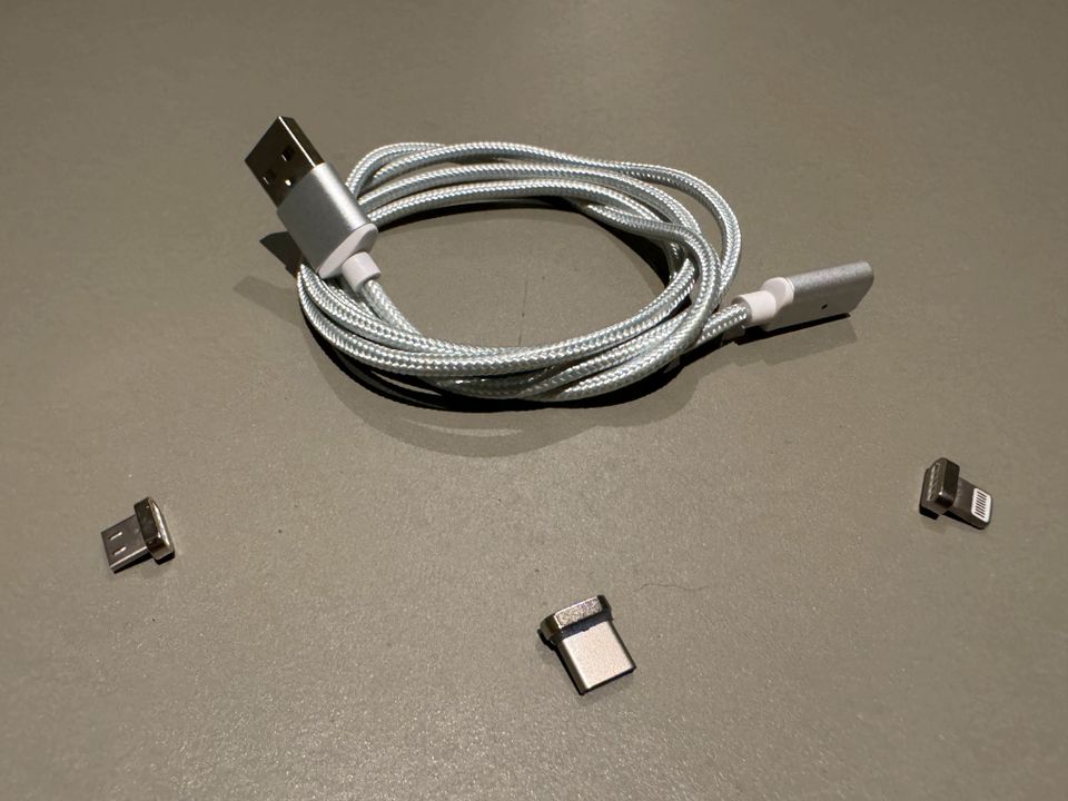 USB Magnet Ladekabel USB 2 - Lightning / Mikro USB / USB C - 1m in Hamburg