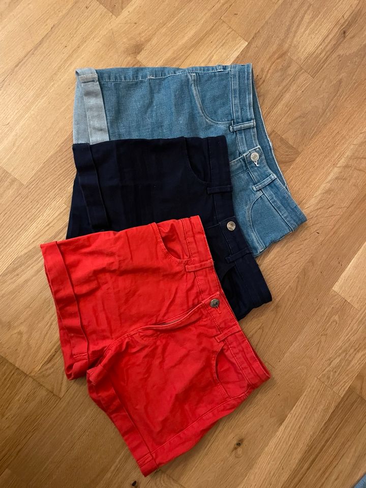 3 Shorts, rot, dunkelblau, jeans, Gr. 152/164, H&M in Berlin