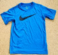 Nike Dri-Fit kurzarm Shirt in blau Größe 128/137 Hessen - Hosenfeld Vorschau