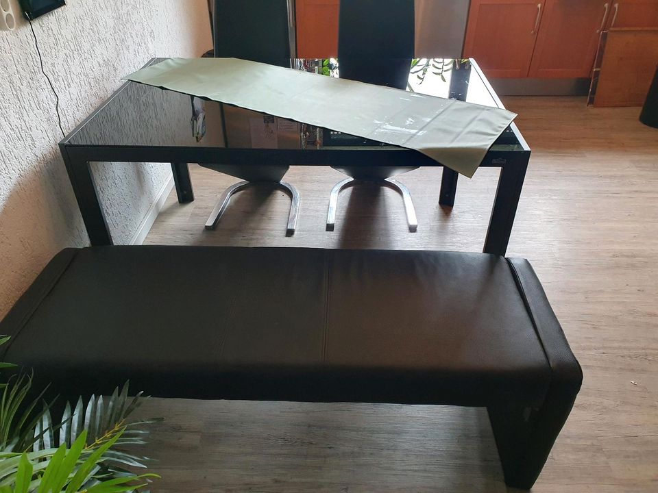 Tisch, schwarz mit Glasplatte in Kamp-Lintfort