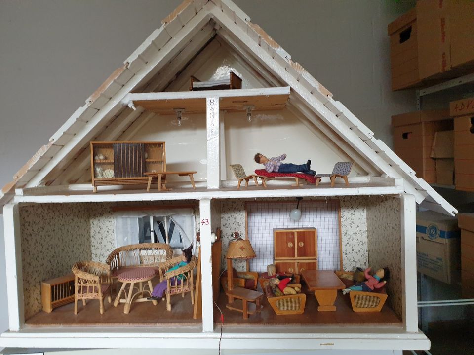 Puppenhaus/Puppenstube (teils 50er Jahre) + Sack voll Puppenmöbel in Nottuln