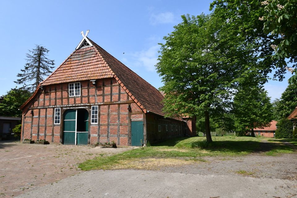 Repräsentative Hofanlage mit Nebengebäuden und ca. 17,5 ha. in traumhafter Alleinlage in Twistringen