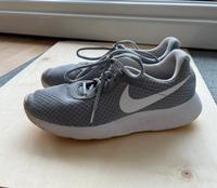graue Turnschuhe von Nike in der Größe 39 Bayern - Friedberg Vorschau