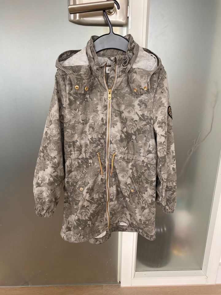 Leichte Jacke H&M Camouflage Gr 134 in Holzgerlingen