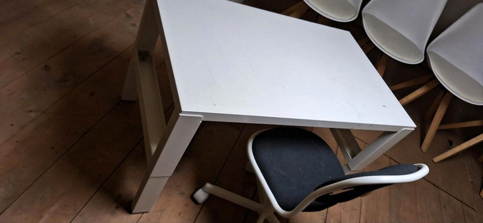 Schreibtisch mit Drehstuhl von Ikea in Filderstadt