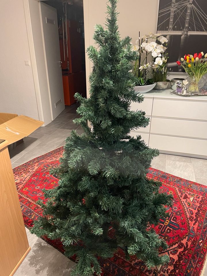 Künstlicher Weihnachtsbaum plus Kugeln in Osnabrück