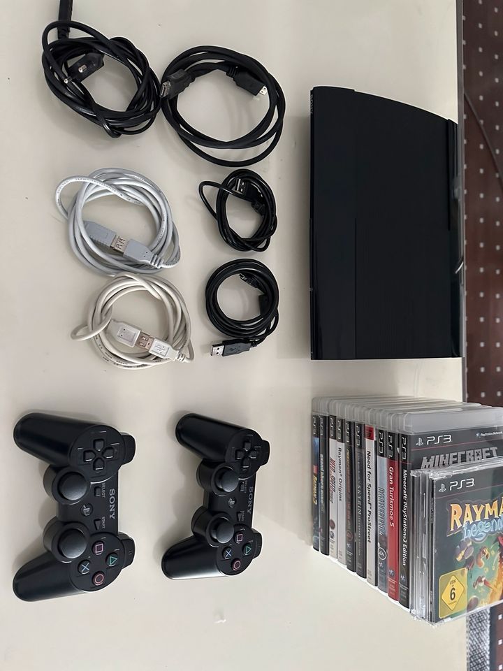 PlayStation 3 (298 GB) mit 14 Spielen und 2 Original Controllern in Köln