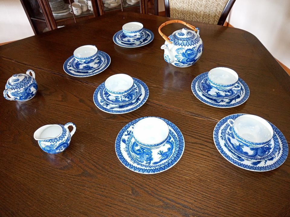 Teeservice mit chinesischen Motiven in Lampaden