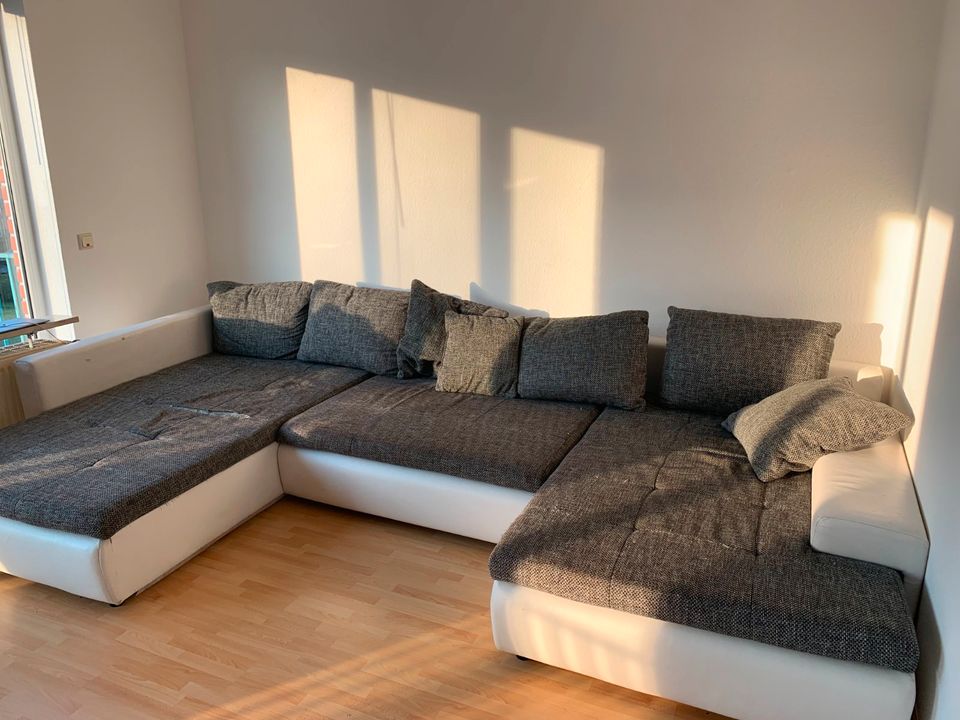 Gemütliches sofa mit leichten Gebrauchsspuren in Bremen