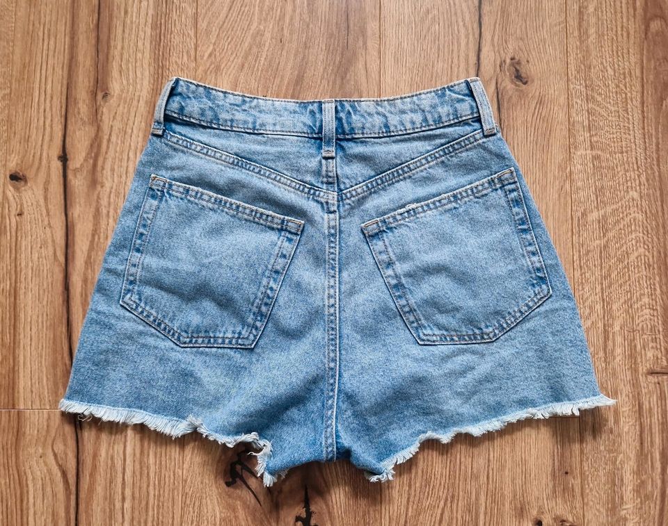 Jeansshorts Gr. 34 H&M in Möser