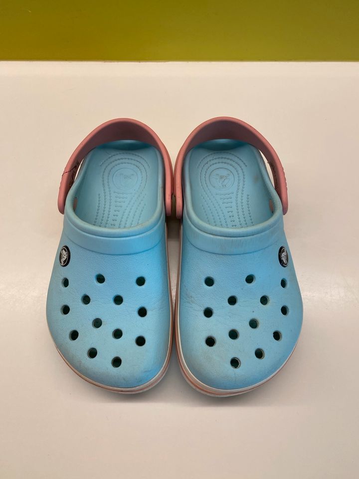 Süße Crocs Crocband Sandalen Clogs J3 (34-35) hellblau rosa in Dresden