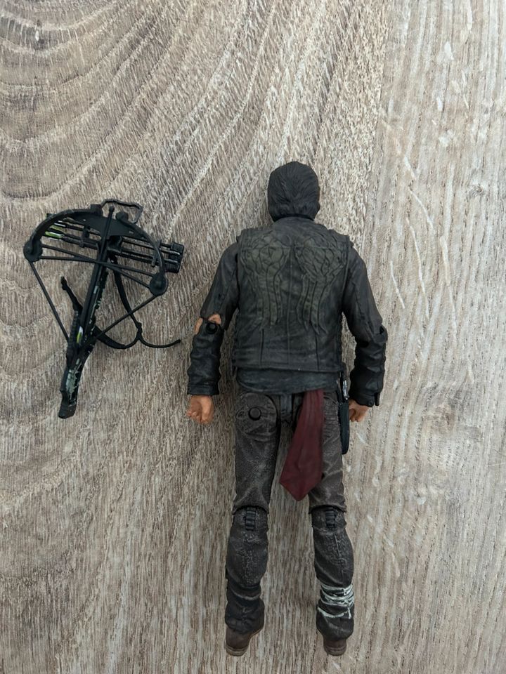 The walking dead Daryl Dixon Figur + Mini Armbrust in Gelsenkirchen