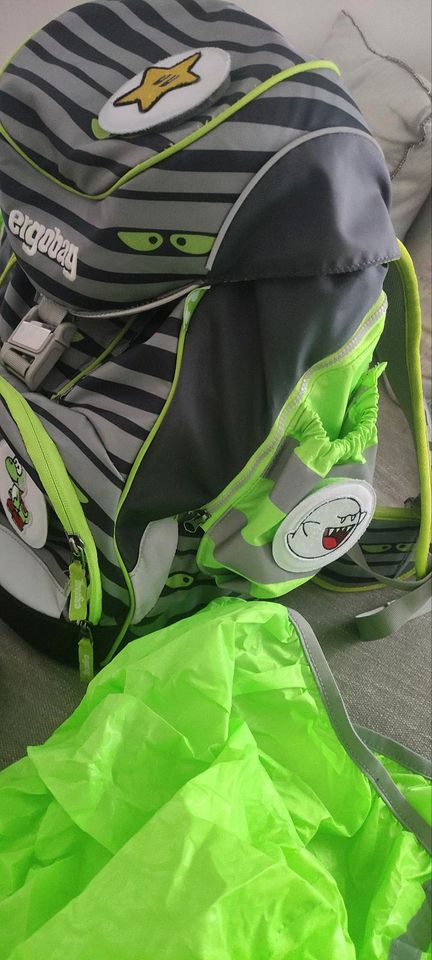 Ergobag Schultasche mit selbstgestalten Super Mario Patches in Münchsmünster