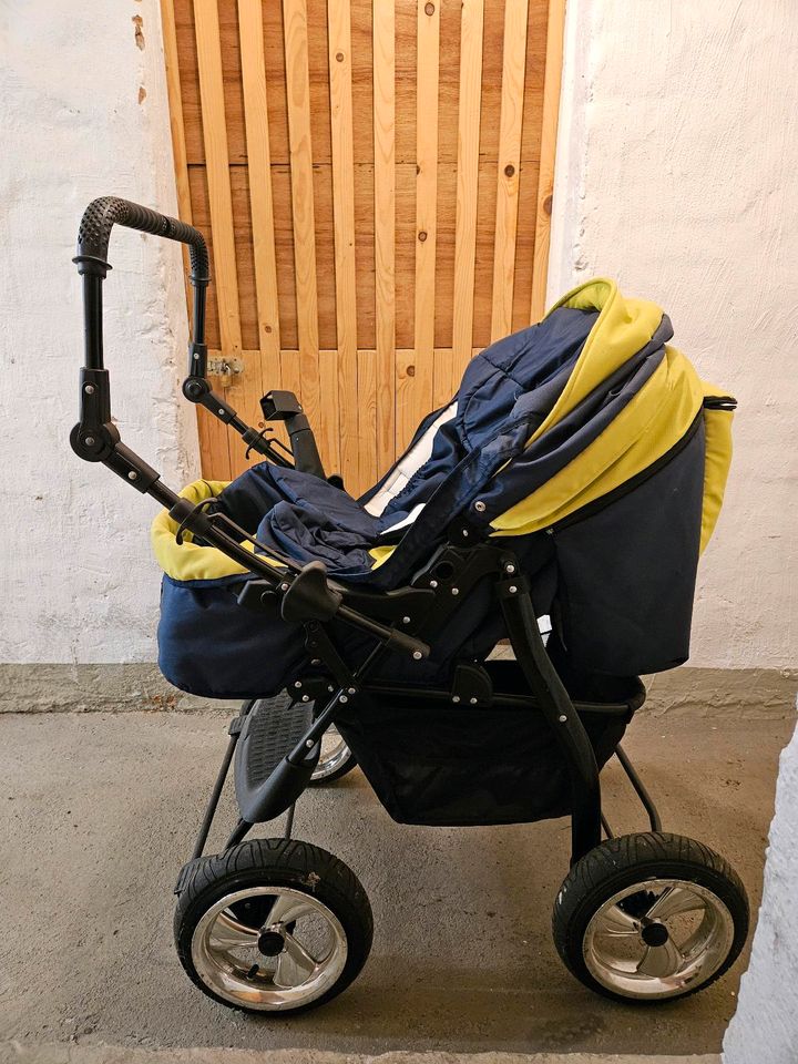 Kinderwagen und Kinderutositz. in Saarbrücken