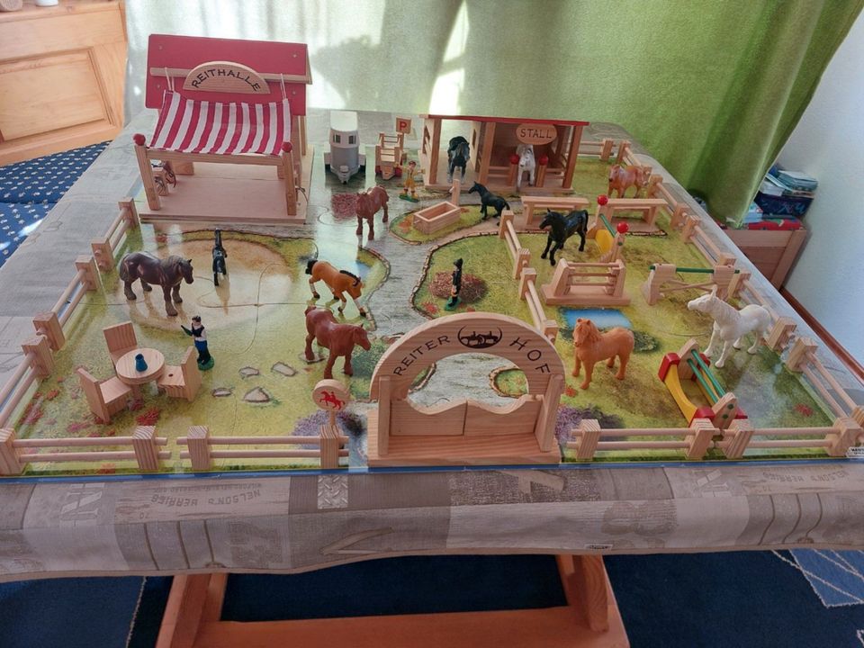 Reiterhof Pferdehof Pferde Hof von X Toys Holzspielzeug in Ronsberg