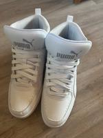 Puma: Weiße knöchelhohe Sneaker, Turnschuhe, 42 Nordrhein-Westfalen - Olpe Vorschau