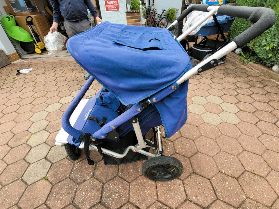 Einen Zwillingskinderwagen "easy walker" in Satteldorf