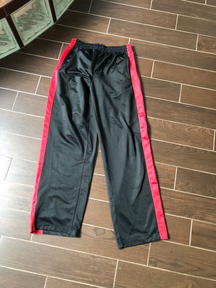 2 Jogginghose 1 kurze Hose gr 146/152 Paketpreis in Lohsa