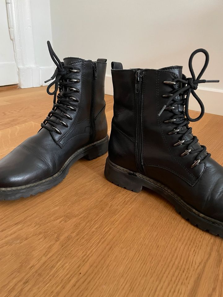 Schwarze Winterstiefel Boots Stiefel in Berlin