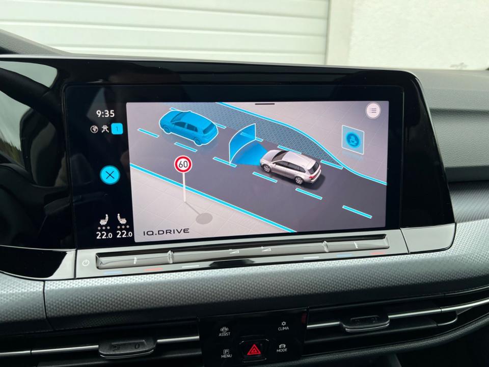 Volkswagen Golf VIII 1.5 eTSI/LED/AHK/Pano/Standh/ACC/R-Kam in Hünfeld