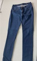 Levis Jeans dunkelblau Bold Curve Größe 31 Hessen - Bad Homburg Vorschau