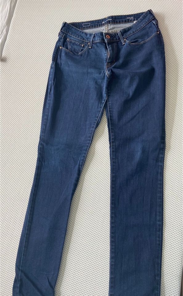 Levis Jeans dunkelblau Bold Curve Größe 31 in Bad Homburg