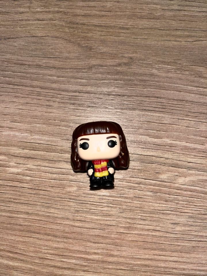 Harry Potter Figuren aus der Kinder Joy Schokolade in Lüneburg