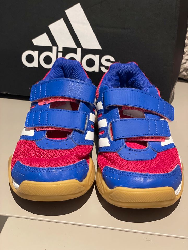 adidas Kinder Hallenschuh INTERPLAY CF K Klett TOP ZUSTAND! GR.30 in  Nordrhein-Westfalen - Wermelskirchen | Gebrauchte Kinderschuhe Größe 30  kaufen | eBay Kleinanzeigen ist jetzt Kleinanzeigen