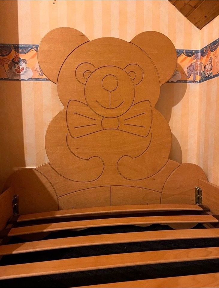 Kinderbett „Teddybär“ aus Holz, 90 x 200 cm inkl. Nachttisch in Mechernich