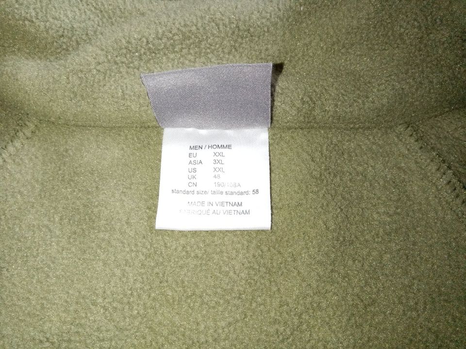 Jack Wolfskin Fleece mit 2 Taschen Farbe Grün Größe XXL 58 in Sundern (Sauerland)