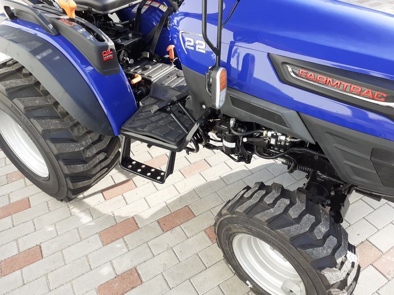 Farmtrac 22 mit Industriebereifung Traktor Schlepper Kubota in Templin