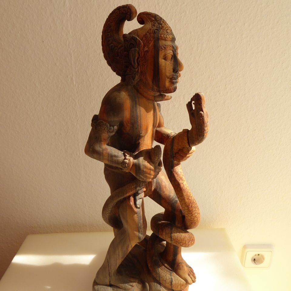 Antike Figur aus Holz mit Schlange aus Bali Indonesien 51 cm in Eschborn