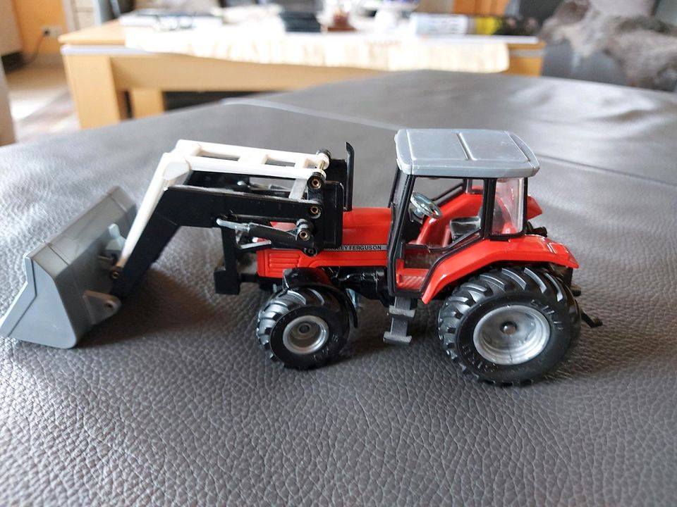 Siku Traktor Massey Ferguson 4270 mit bewegbarer Schaufel in Stuttgart