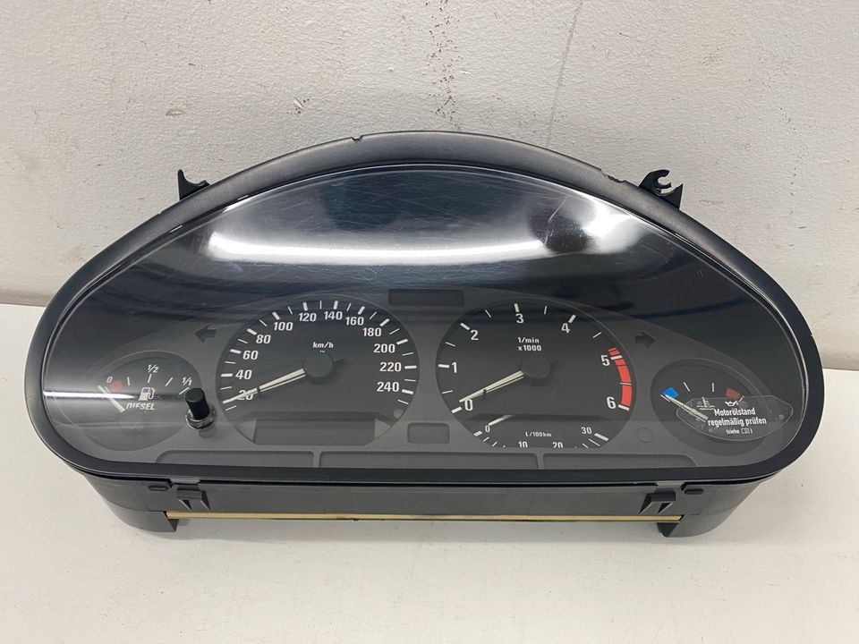 BMW E36 Touring Limousine Diesel Tacho 8379814 Tachometer in Olpe