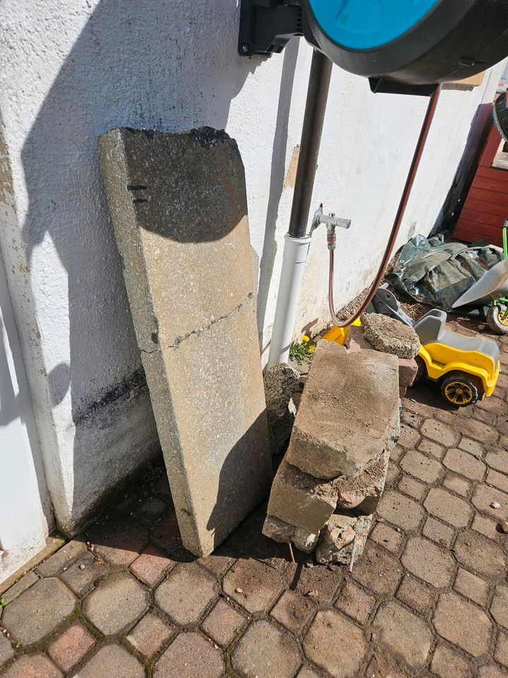 Rabatten Beeteinfassung Steine Rasenkante Garten zu verschenken in Hösbach