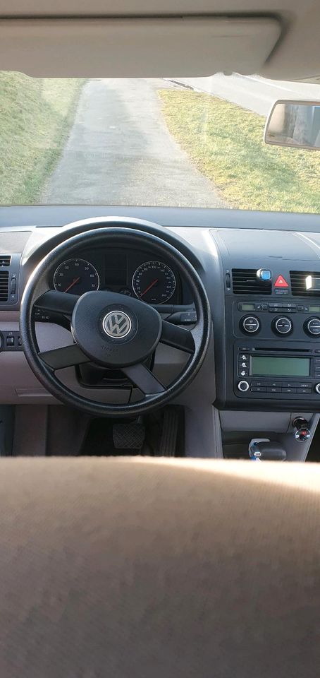 VW Touran 1.6 FSI  Teil/Automatik, rot/NEU Inspektion in Hamburg