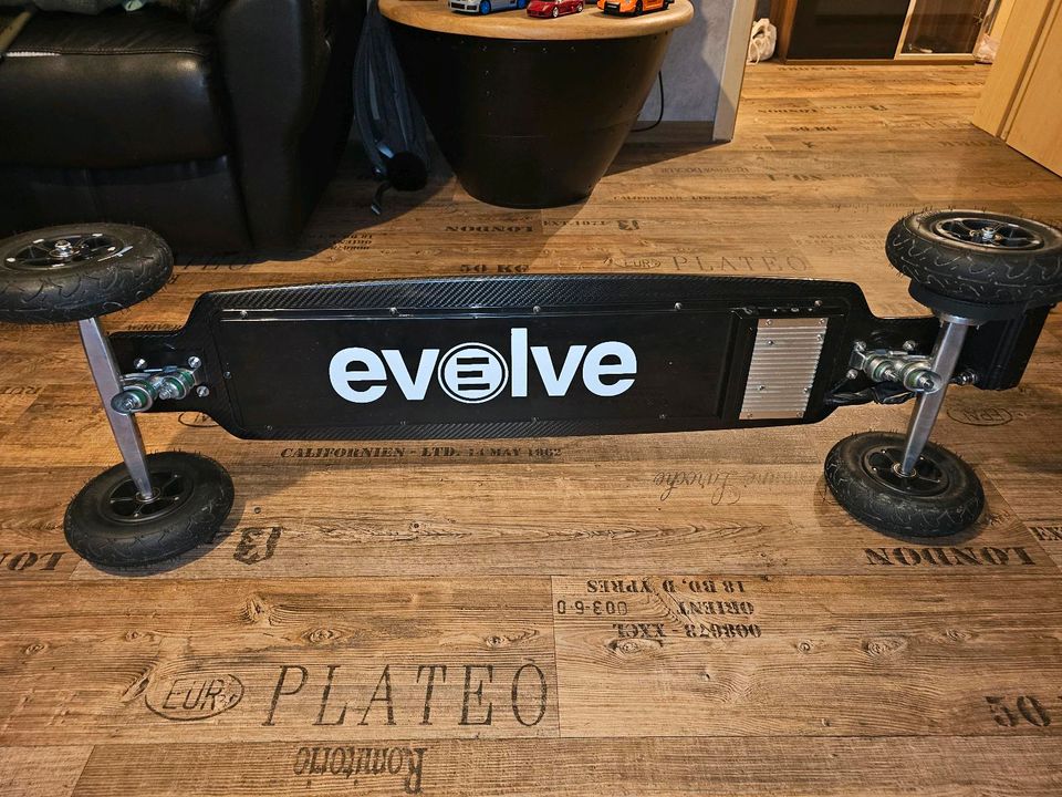 Evolve Carbon E-Skateboard mit Zubehör in Fulda