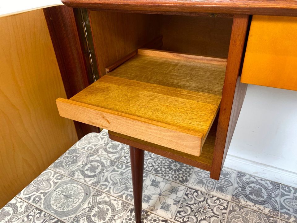 WMK Formschöner und gut erhaltener kleiner Mid-Century Schreibtisch aus den 1960er Jahren # Arbeitstisch Schminktisch Dominia Frisierkommode Desk Sekretär Rockabilly Vintage Retro 50er 60er in Berlin